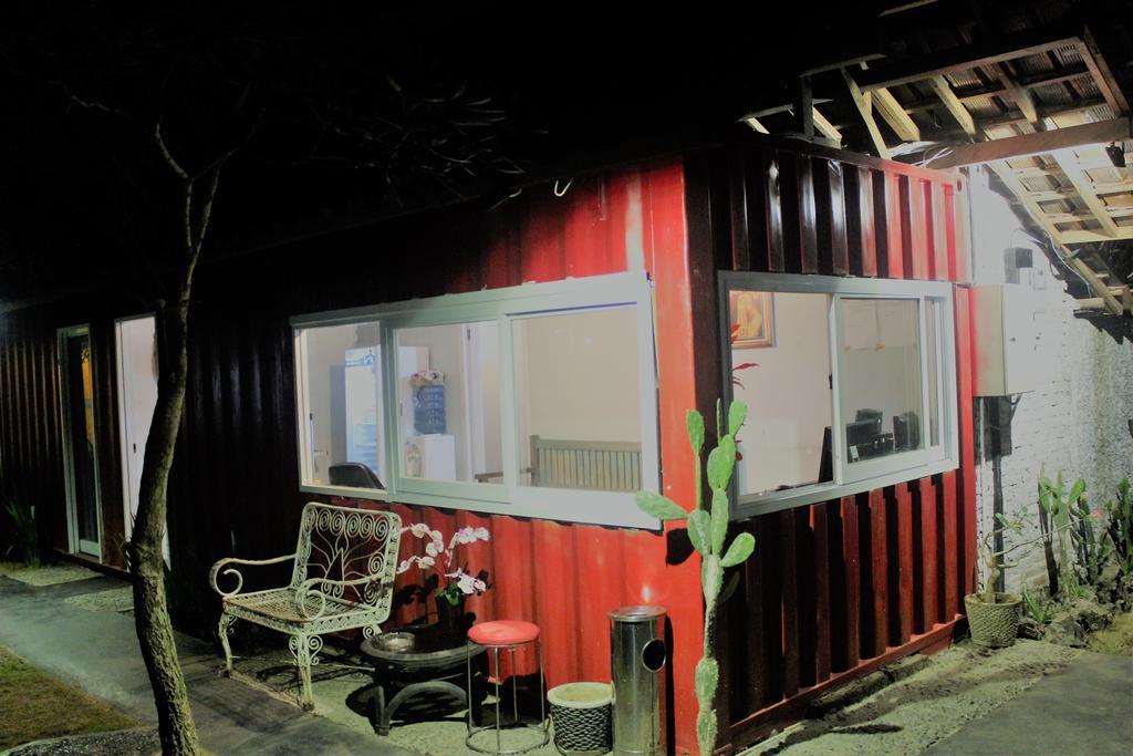 Отель Kubu Container Улувату Экстерьер фото