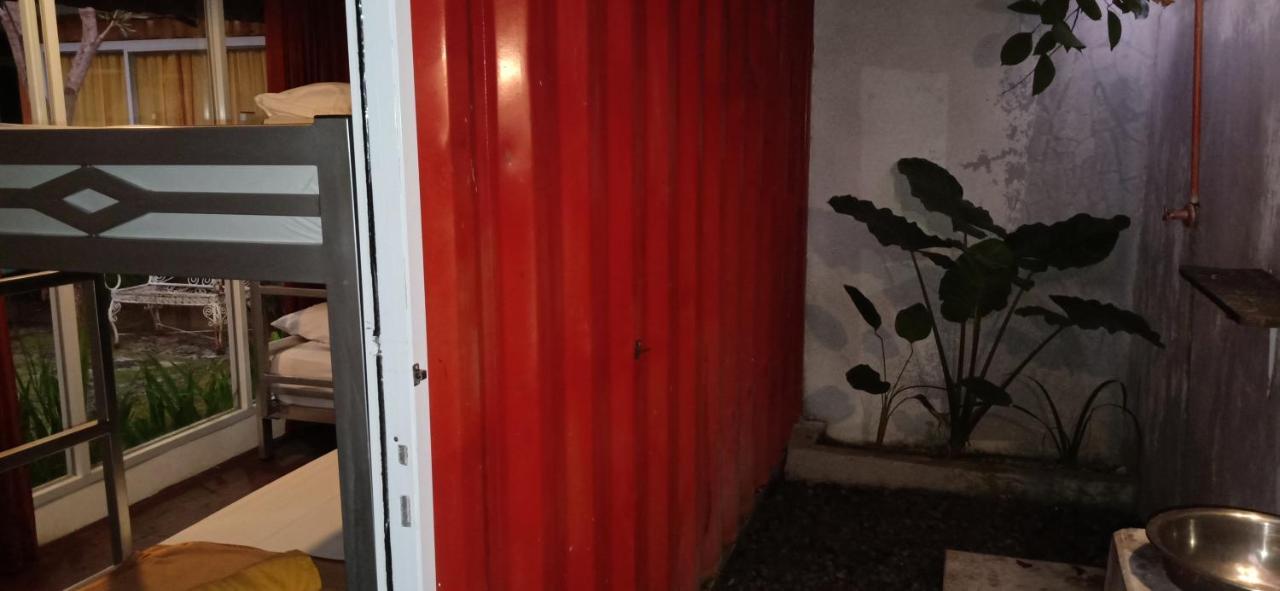 Отель Kubu Container Улувату Экстерьер фото